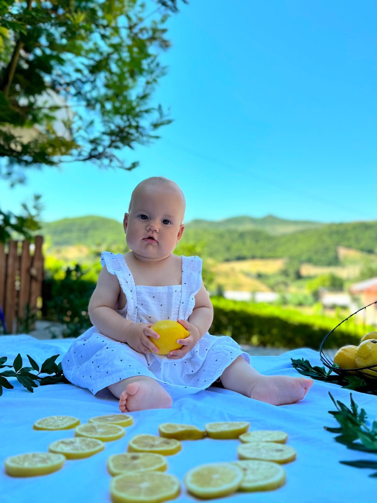 Aura me fustan të bardhë dhe limon